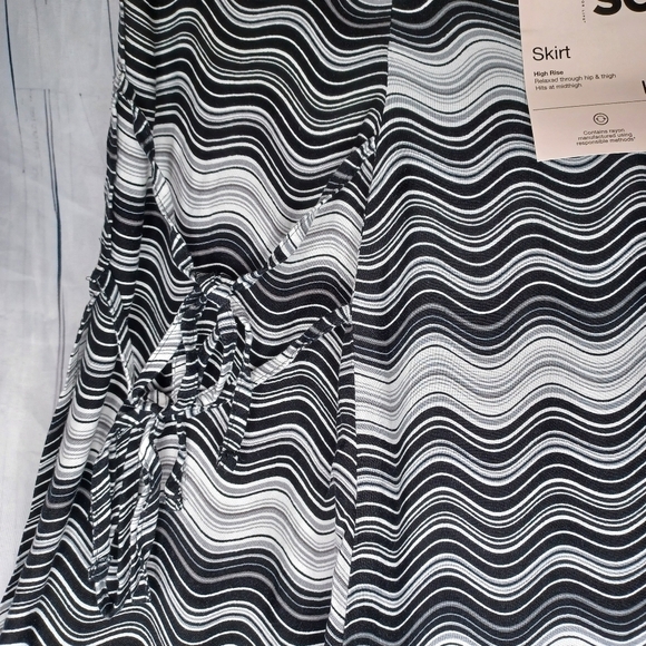 So Black and White Wave Pattern Wrap Skirt NWT - Picture 3 of 10